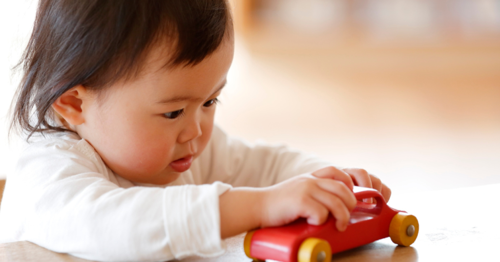 0歳児クラスの室内遊び🐤発達を促す「3つの仕掛け」